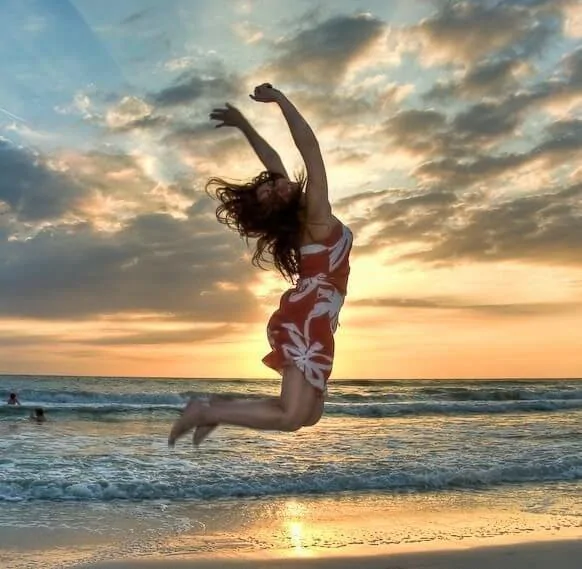 Girl_beach_jumping